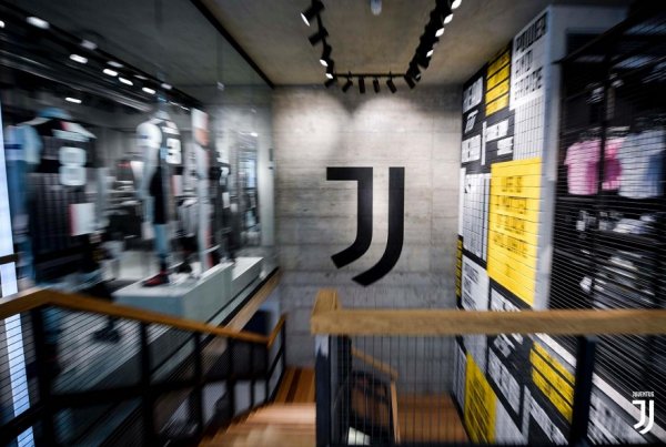 يوفي ستور في ميلان - Flagship Store Juventus in Milan