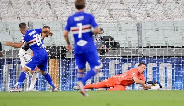 تصدي تشيزني في مباراة يوفنتوس سامبدوريا - Szczesny save during Juve Sampdoria match