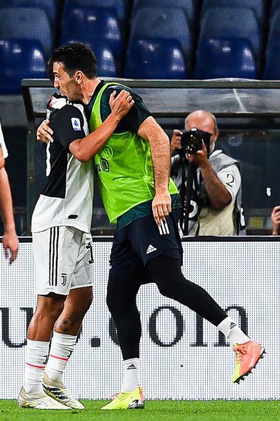 بوفون يعانق ديبالا بعد هدفه مع يوفنتوس ضد جنوى - Buffon hugs Dybala after the goal in Genoa Juventus