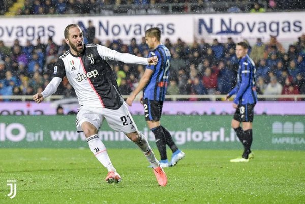 هيغوين يحتفل بهدفه الاول - Higuain celebrates after scored goal