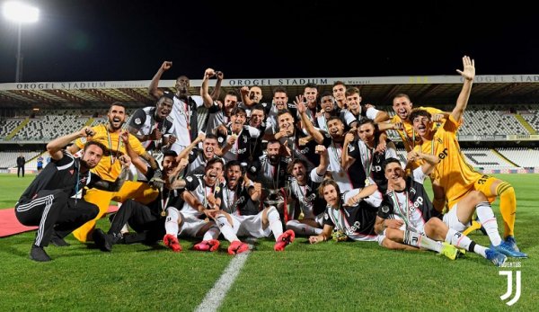 لاعبي رديف يوفنتوس تحت 23 يحتفلون بكاس ايطاليا 2020 - Juventus U23 celebrates after winning Serie C Coppa Italia