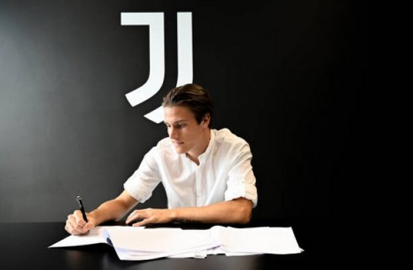 فاجيولي خلال توقيع تجديد عقده مع يوفنتوس لـ 2026 - Fagioli renews his contract with Juventus