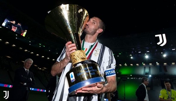 كيليني خلال احتفالات يوفنتوس بلقب الدوري الايطالي - Chiellini during Juventus celebration for Scudetto 2020