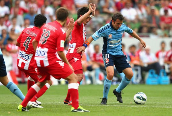ديل بييرو مع الكرة بضغط لاعبي ميلبورن