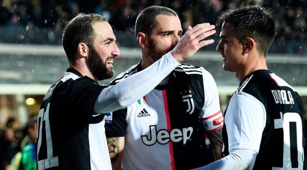 هيغوين يحتفل مع ديبالا و بونوتشي - Higuain celebrates with Bonucci & Dybala