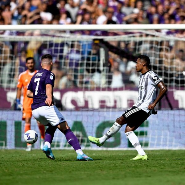 اليكس ساندرو ضد يوفيتش في مباراة فيورنتينا يوفنتوس - Alex Sandro Vs Jovic in Fiorentina Juventus match