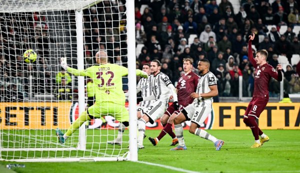 رابيو يسجل هدف خلال مباراة يوفنتوس ضد تورينو 2023 - Rabiot scores a goal during Juventus match Vs Torino