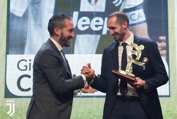 كيليني يتلقى الجائزة من زامبروتا - Zambrotta gives Chiellini award