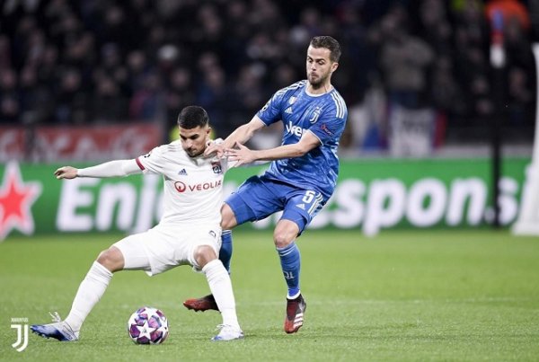 بيانيتش امام عوار في مباراة ليون و يوفنتوس - Pjanic vs Aouar in Lyon Juventus match