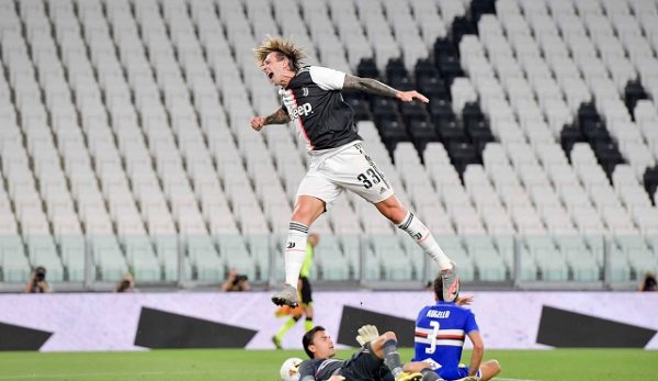 بيرنارديسكي يحتفل بهدفه في مباراة يوفنتوس سامبدوريا - Bernradeschi celebrates the goal during Juve Sampdoria match