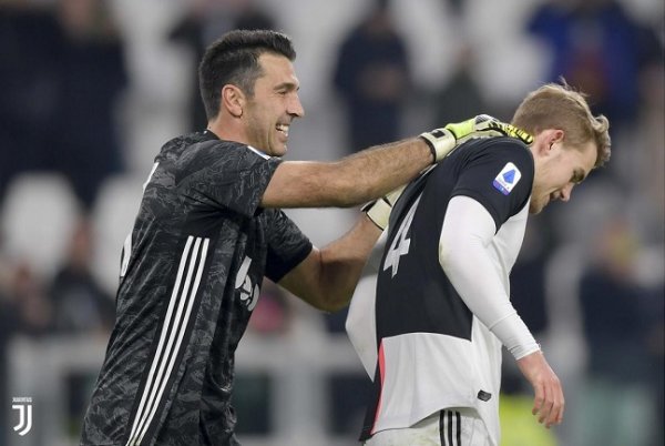 بوفون يبتسم و يمزح مع دي ليخت - Buffon jokes with De Ligt