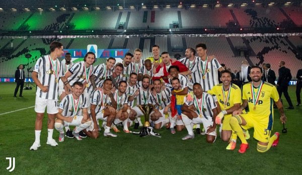 لاعبي اليوفنتوس خلال فرحتهم و احتفالهم بلقب الدوري الايطالي - Juventus Players during celebration for Scudetto 2020