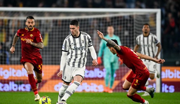 فلاهوفيتش خلال مباراة يوفنتوس ضد روما في الأولمبيكو 2023 - Vlahovic during Juventus match Vs As Roma