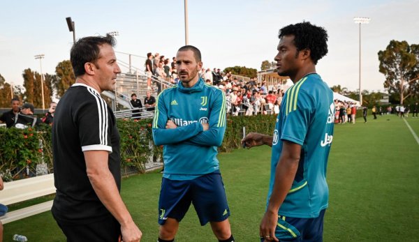 ديل بييرو يتحدث مع بونوتشي و كوادرادو خلال زيارته لتدريبات اليوفي - Del Piero talks with Juve Players Bonucci & Cuadrado 
