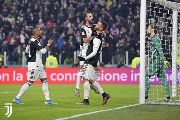 بينتانكور يحتفل بهدفه ضد روما مع بيانيتش - Bentancur celebrates with Pjanic after juve goal