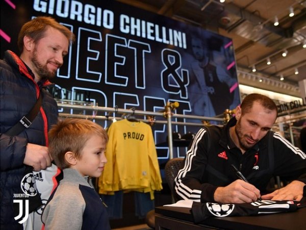 كيليني يوقع لمشجع اليوفي - Chiellini sign for juve fan