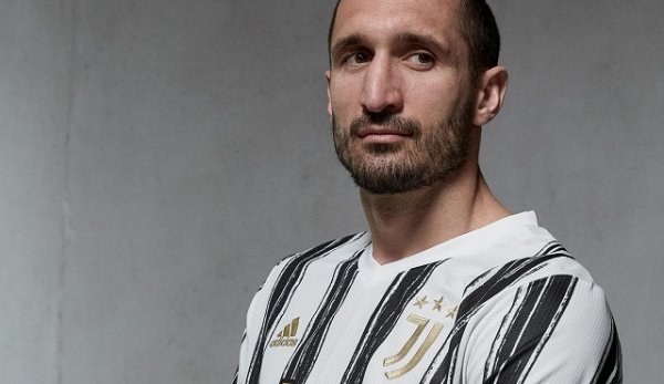 كيليني مع عرض قميص اليوفي الأساسي 2020-2021 - Chiellini with Juventus home kit