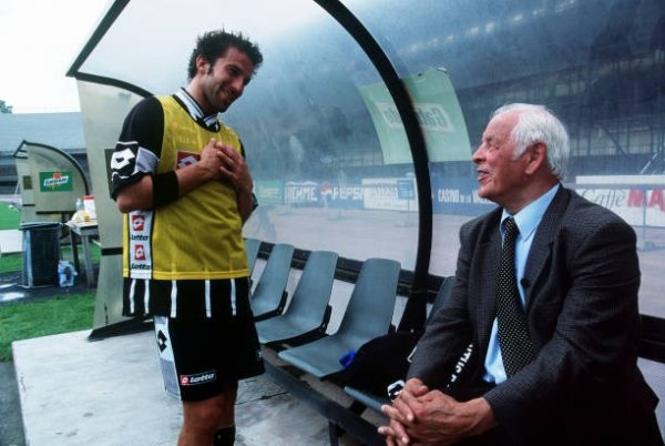 ديل بييرو يتحدث مع جون تشارليس - Del Piero talks with John Charles