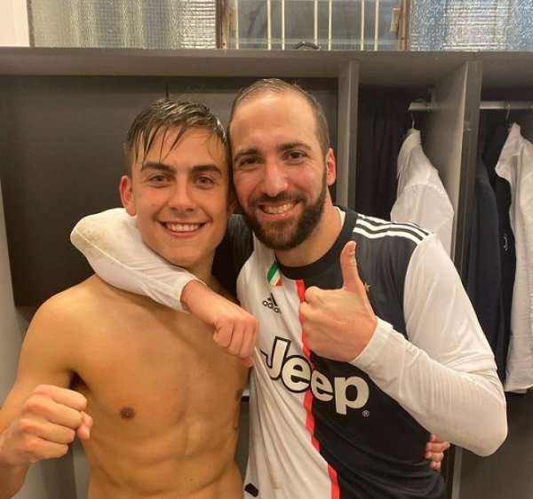 هيغوين مع ديبالا بعد تخطي اتالانتا - Dybala & Higuain after Juve victory