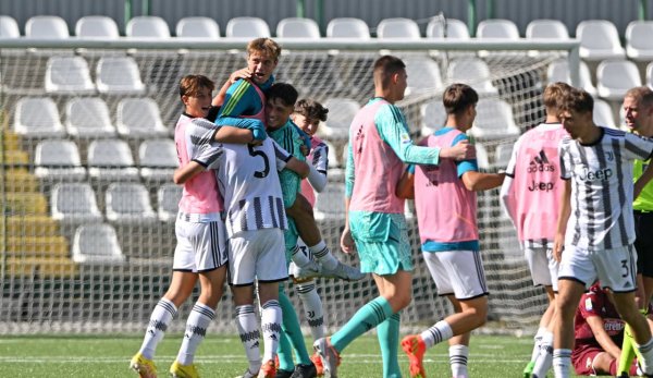 فرحة شباب اليوفي بالفوز ضد تورينو 4-3 في الدوري الايطالي تحت 19 سنة - Juventus U19 players celebrates after winning 4-3 Vs Torino