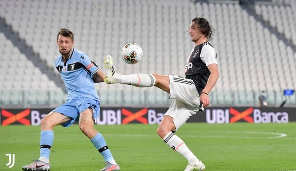 رابيو ضد أتشيربي في مباراة يوفنتوس لاتسيو - Rabiot Vs Acerbi during Juventus Lazio match