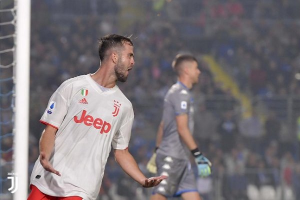 ميراليم بيانيتش يحتفل بهدفه - Pjanic celebrates