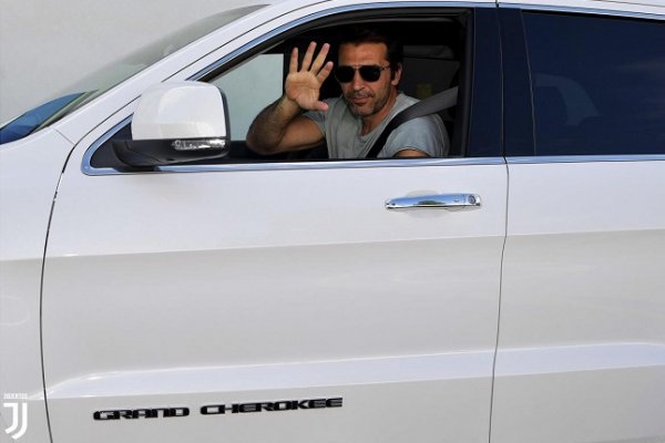 بوفون يصل لتدريبات اليوفي بسيارته - Buffon arrives by his car to Juve training