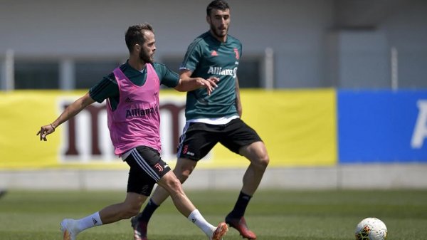 موراتوري و بيانيتش في تدريب يوفنتوس في مايو 2020 - Pjanic & Muratore during Juventus training in may 2020