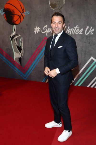 اسطورة اليوفي ديل بييرو بالسجادة الحمراء لحفل لوريوس 2020 - Juve legend Del Piero in red carpet before Laureus awards