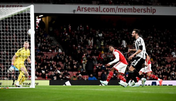 تشاكا يسجل بمرماه خلال مباراة أرسنال يوفنتوس - Xhaka own goal during Arsenal Juventus match