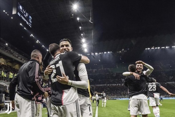 هيغوين يحتفل بالهدف مع رونالدو - Higuain celebrates with Ronaldo after scored goal 