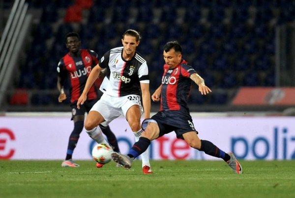 رابيو امام ميديل في مباراة بولونيا يوفنتوس - Rabiot Vs Medel during Bologna Juventus match