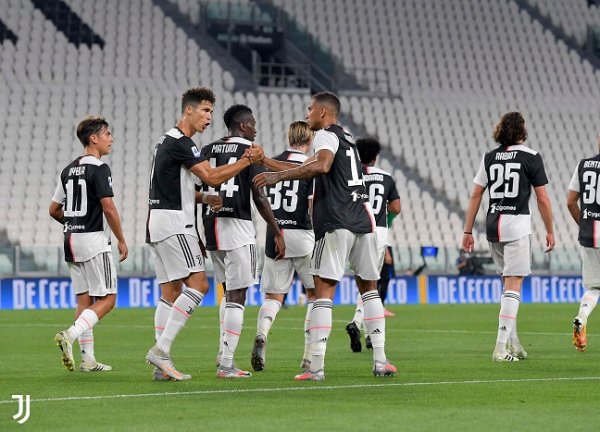 رونالدو يحتفل بهدفه مع دانيلو خلال مباراة يوفنتوس ضد اتالانتا - Ronaldo celebrates with Danilo after scoring a goal during Juventus Atalanta match