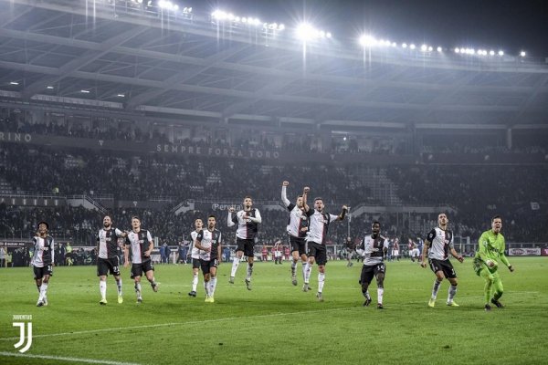 لاعبي اليوفي يحتفلون بالفوز بديربي تورينو - Juve Players joy after Turin Derby