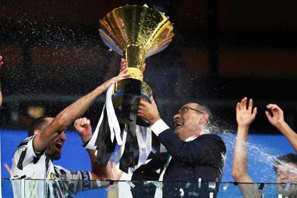 كيليني و مدرب اليوفي ساري يرفعون كأس لقب الدوري الايطالي 2020 - Chiellini & Sarri raise Scudetto 38 for Juventus