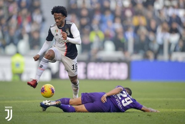 كوادرادو يتجاوز دالبرت في لقاء يوفنتوس فيورنتينا - Cuadrado vs Dalbert in Juventus Fiorentina match