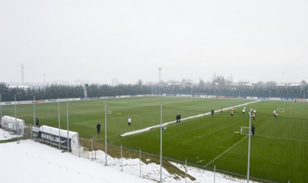الثلوج المحيطة بملعب تدريب اليوفي و التي كانت باللملعب قبل ازالتها