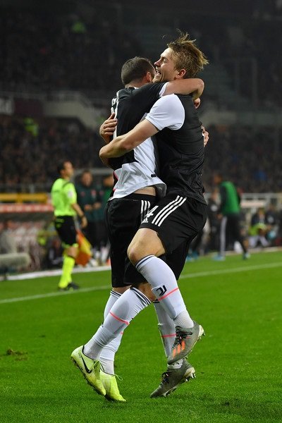 دي ليخت يحتفل بهدفه مع هيغوين - De Ligt celebrates with Higuain