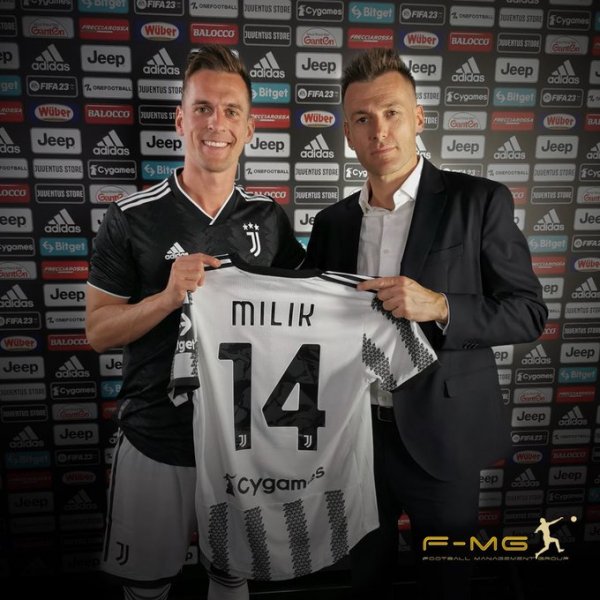 ميليك مع احد وكلاءه و قميص يوفنتوس الرقم 14 - Milik with Juventus shirt #14