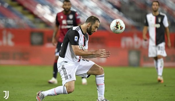 هيغوين في مباراة كالياري يوفنتوس - Higuain during Cagliari Juve match