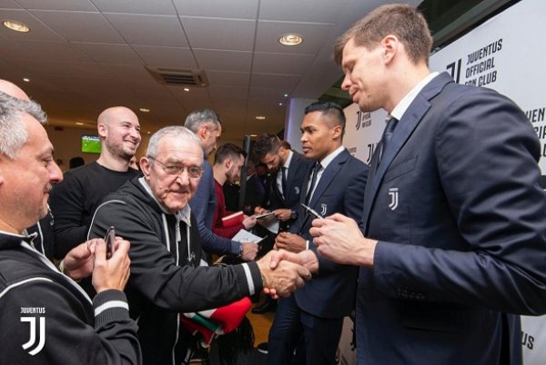 بينتانكور و تشيزني و اليكس ساندرو مع جمهور اليوفي - Szczesny & Alex Sandro & Bentancur with Juve fans