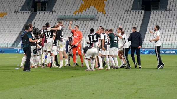 فرحة اليوفنتوس بعد ضمان نيل الدوري الايطالي 2020 - Juventus celebration after secured Scudetto 38