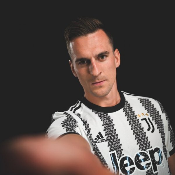 ميليك في قميص يوفنتوس لحظات توقيعه - Milik officialy in Juventus shirt