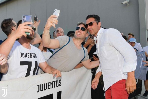 بوفون مع جمهور اليوفي - Buffon with Juve Fans