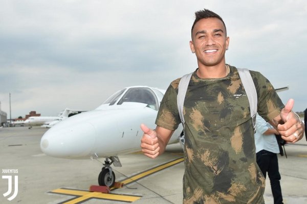 ابتسامة دانيلو بوصوله تورينو - Danilo arrives to sign for Juve