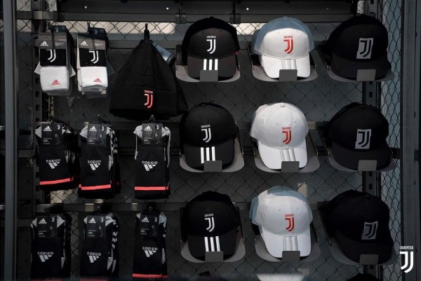 قبعات في متجر اليوفي في ميلانو - hats in Juve Store in Milano