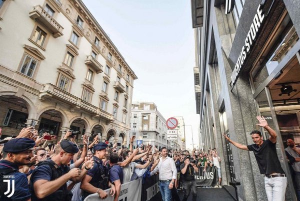 بوفون يحيي جماهير اليوفي - Buffon salute Juve Fans