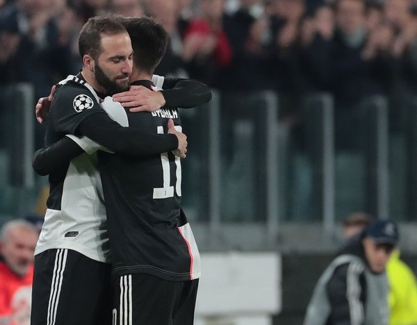 ديبالا يحتفل مع هيغواين - Dybala celebrates with Higuain