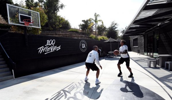 لاعبي اليوفي بونوتشي و ماكيني يلعبون كرة السلة بزيارة 100 ثيفس - Bonucci & Mckennie play Basketball