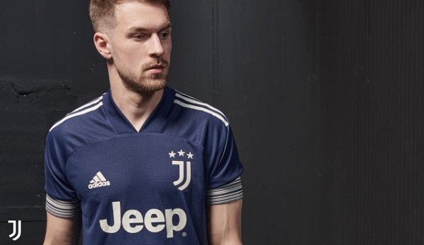 رامزي مع عرض قميص يوفنتوس الأساسي 2020-2021 - Ramsey with Juventus home kit